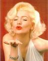 Marilyn Monroe qui envoie un bisou avec la main.